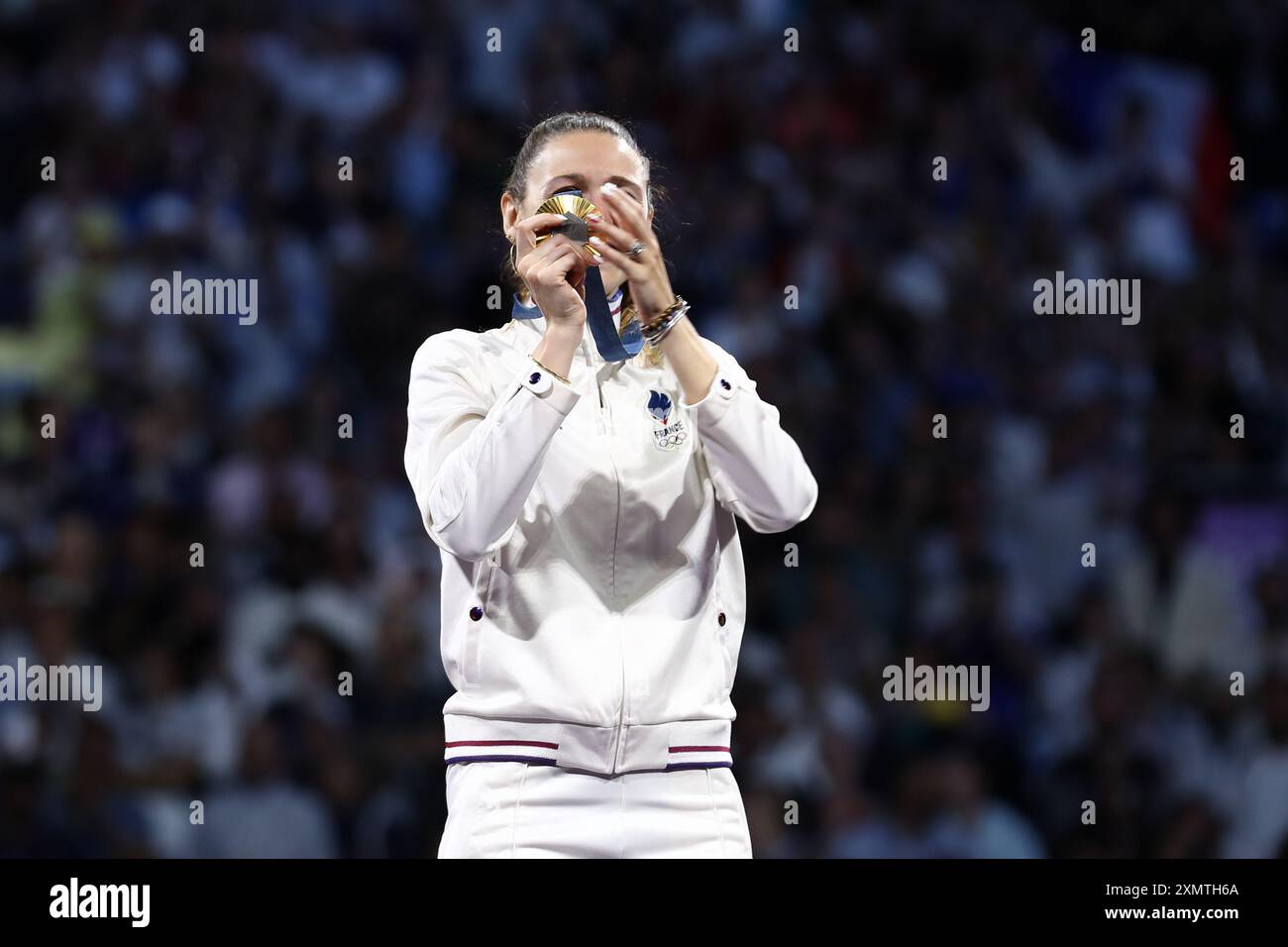 29. Juli 2024, Paris, Ile de France, Frankreich: MANON APITHY-BRUNET aus Frankreich zeigt ihre Goldmedaille während der Siegerehrung des individuellen Sabre der Fechten Frauen bei den Olympischen Spielen 2024 in Paris (Credit Image: © Mickael Chavet/ZUMA Press Wire) NUR ZUR REDAKTIONELLEN VERWENDUNG! Nicht für kommerzielle ZWECKE! Stockfoto