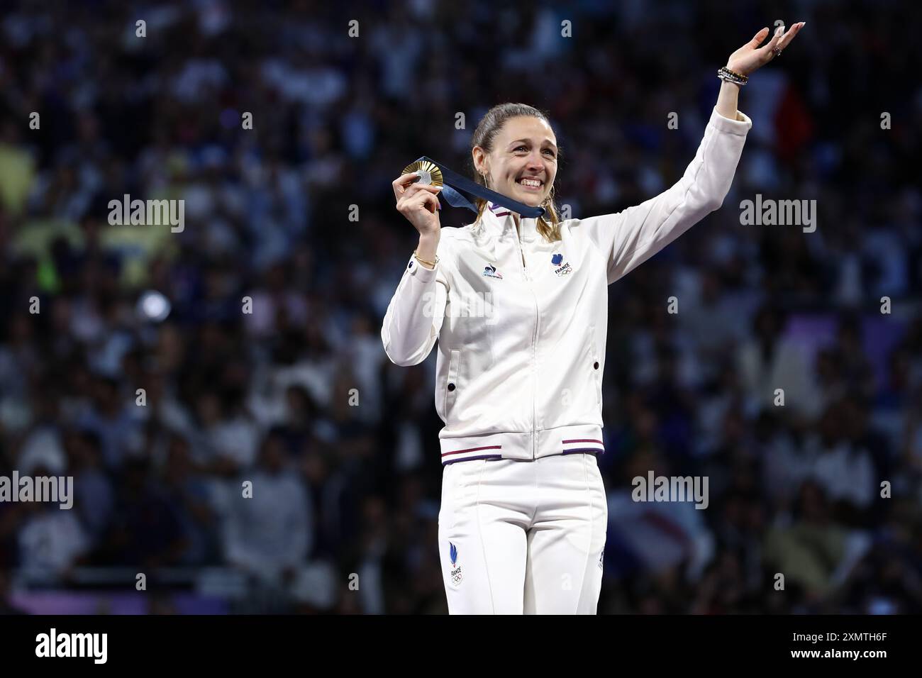 29. Juli 2024, Paris, Ile de France, Frankreich: MANON APITHY-BRUNET aus Frankreich feiert den Gewinn der Goldmedaille während der Siegerehrung des individuellen Sabre der Fechten Frauen bei den Olympischen Spielen 2024 in Paris (Credit Image: © Mickael Chavet/ZUMA Press Wire) NUR ZUR REDAKTIONELLEN VERWENDUNG! Nicht für kommerzielle ZWECKE! Stockfoto