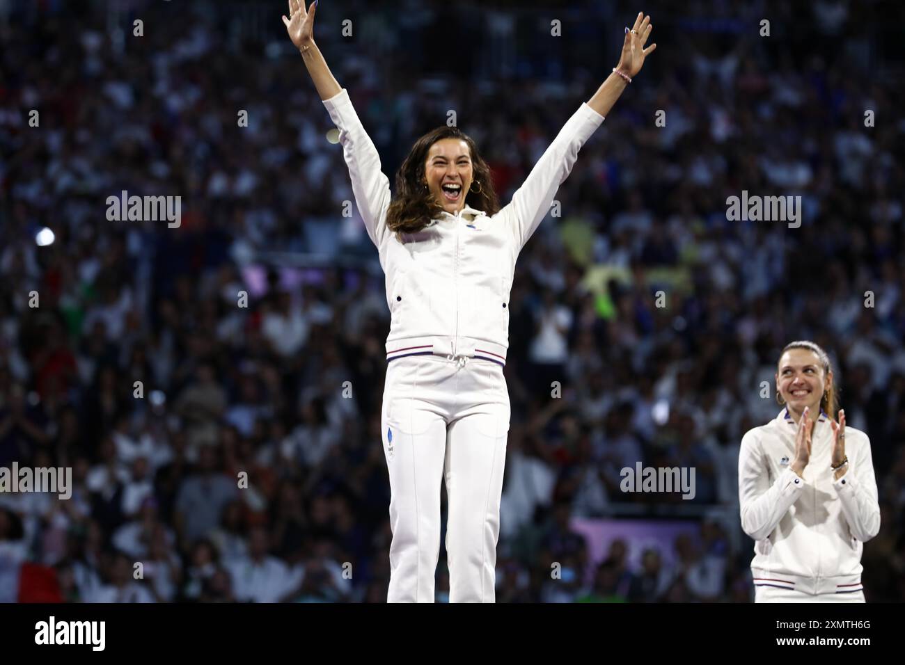 29. Juli 2024, Paris, Ile de France, Frankreich: Silbermedaillengewinnerin SARA BALZER aus Frankreich springt vor Freude während der SIEGEREHRUNG des individuellen Sabre der Fechten Frauen bei den Olympischen Spielen 2024 in Paris (Foto: © Mickael Chavet/ZUMA Press Wire) NUR ZUR REDAKTIONELLEN VERWENDUNG! Nicht für kommerzielle ZWECKE! Stockfoto