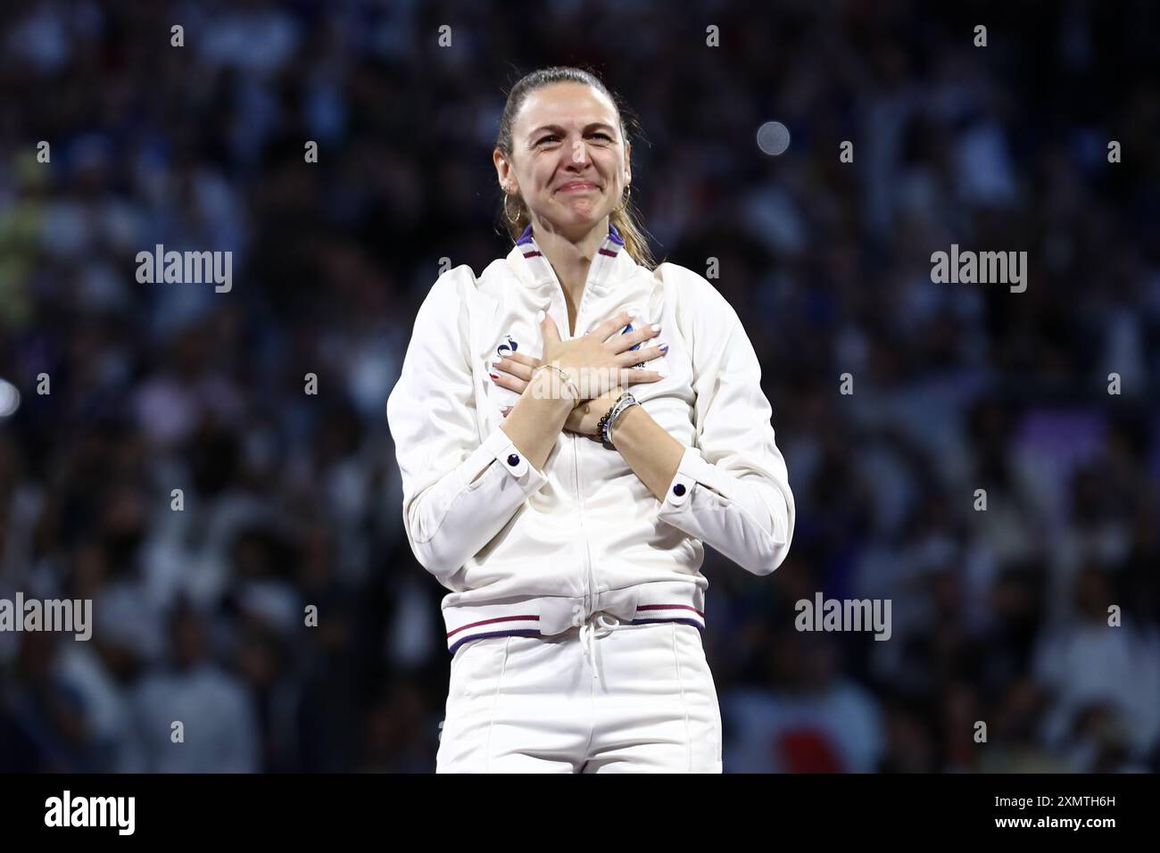29. Juli 2024, Paris, Ile de France, Frankreich: MANON APITHY-BRUNET aus Frankreich feiert den Gewinn der Goldmedaille während der Siegerehrung des individuellen Sabre der Fechten Frauen bei den Olympischen Spielen 2024 in Paris (Credit Image: © Mickael Chavet/ZUMA Press Wire) NUR ZUR REDAKTIONELLEN VERWENDUNG! Nicht für kommerzielle ZWECKE! Stockfoto