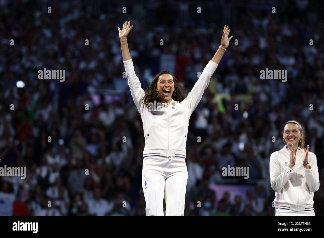 29. Juli 2024, Paris, Ile de France, Frankreich: Silbermedaillengewinnerin SARA BALZER aus Frankreich springt vor Freude während der SIEGEREHRUNG des individuellen Sabre der Fechten Frauen bei den Olympischen Spielen 2024 in Paris (Foto: © Mickael Chavet/ZUMA Press Wire) NUR ZUR REDAKTIONELLEN VERWENDUNG! Nicht für kommerzielle ZWECKE! Stockfoto