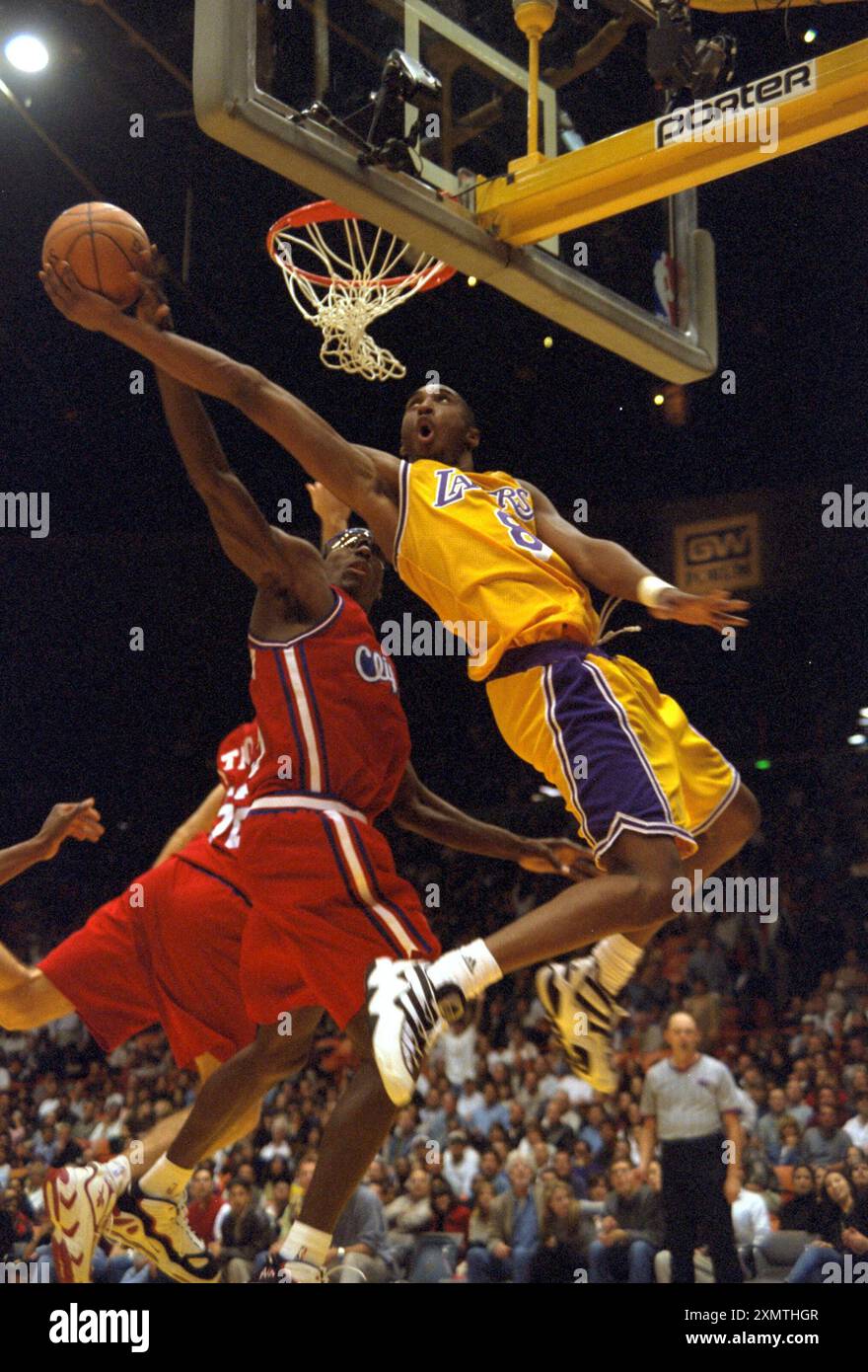 15. November 1996, Inglewood, Kalifornien, USA: Der Basketballspieler KOBE BRYANT von den Los Angeles Lakers macht sich im Rahmen der NBA-Action im Great Western Forum einen Slam Dunk gegen die Los Angeles Clippers. (Credit Image © Rob DeLorenzo/ZUMA Press Wire) NUR REDAKTIONELLE VERWENDUNG! Nicht für kommerzielle ZWECKE! Stockfoto