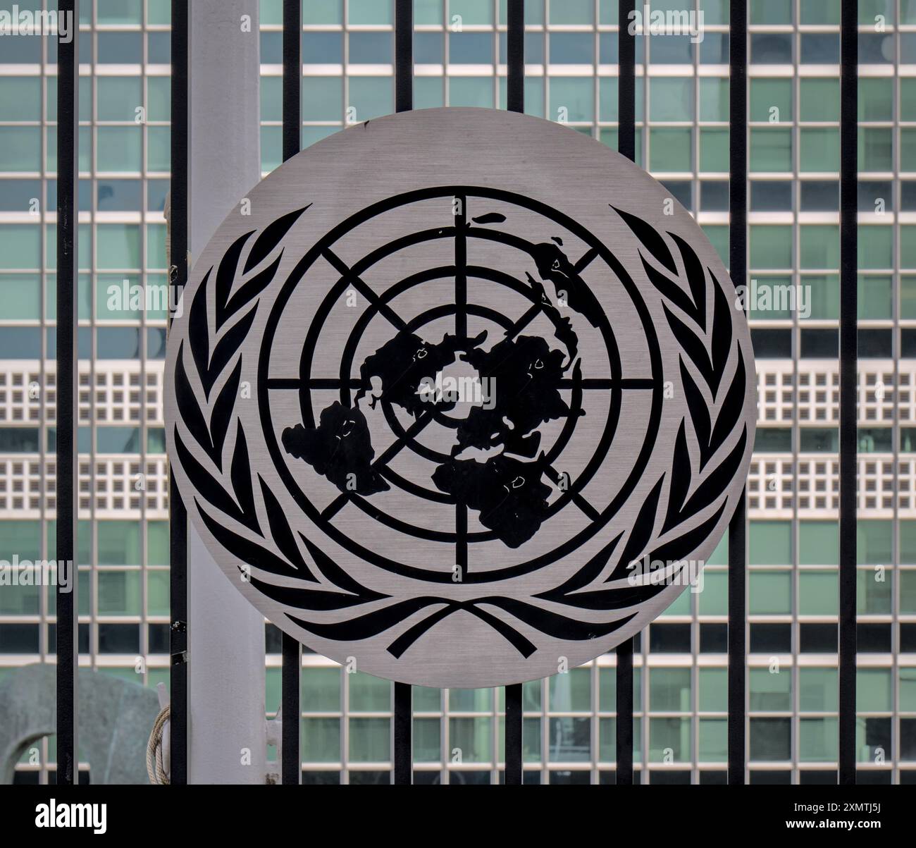 New York, New York - 23. Juni 2024: Logo der Vereinten Nationen (UN) vor dem Gebäude des globalen Hauptsitzes in Manhattan, New York City. Stockfoto