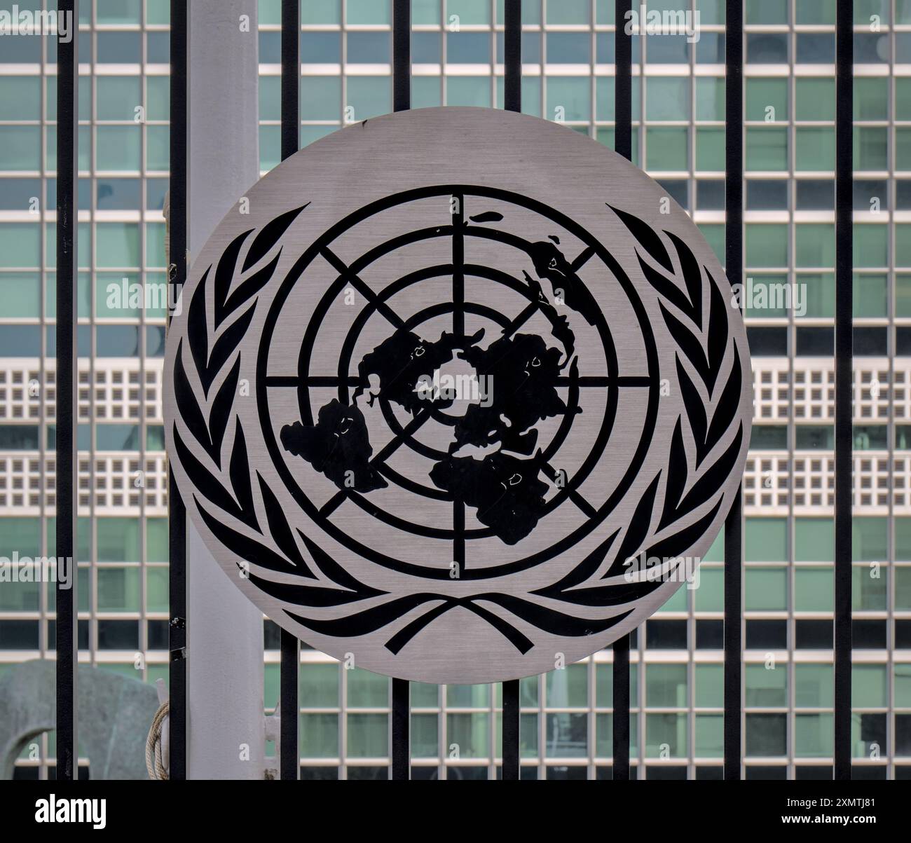 New York, New York - 23. Juni 2024: Logo der Vereinten Nationen (UN) vor dem Gebäude des globalen Hauptsitzes in Manhattan, New York City. Stockfoto