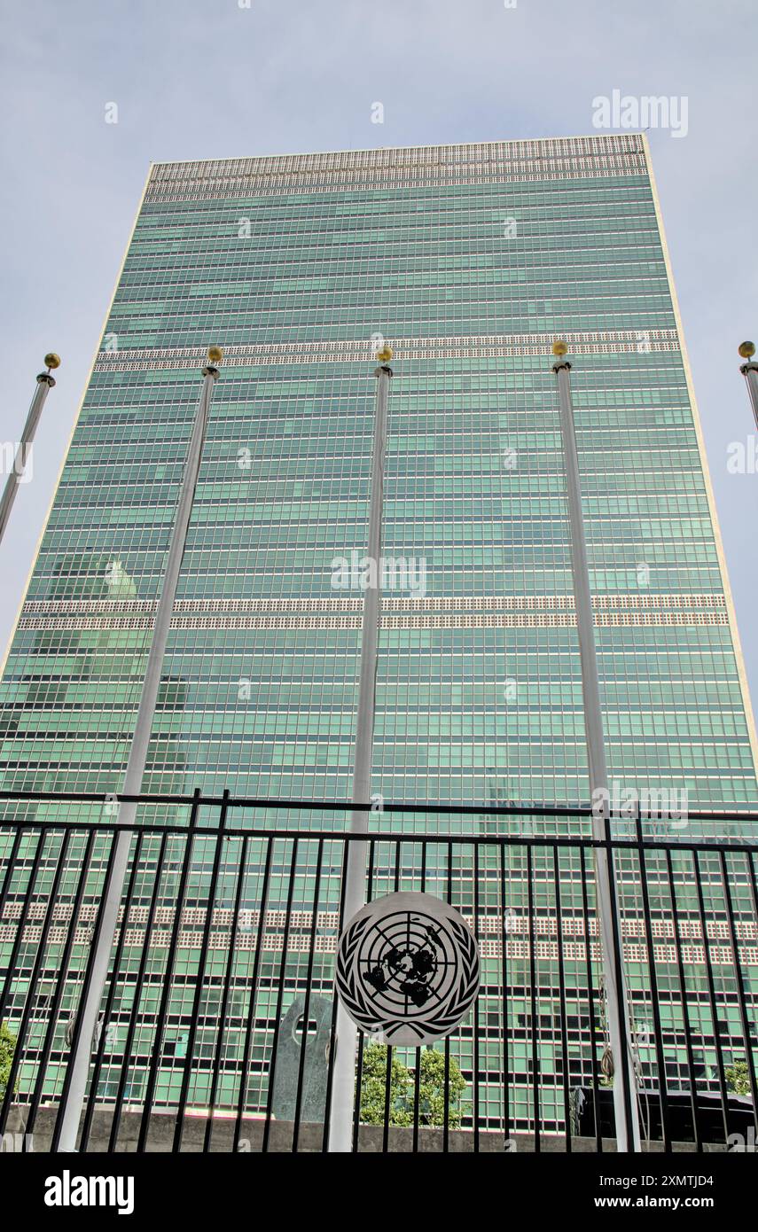 New York, New York - 23. Juni 2024: Logo der Vereinten Nationen (UN) vor dem Gebäude des globalen Hauptsitzes in Manhattan, New York City. Stockfoto
