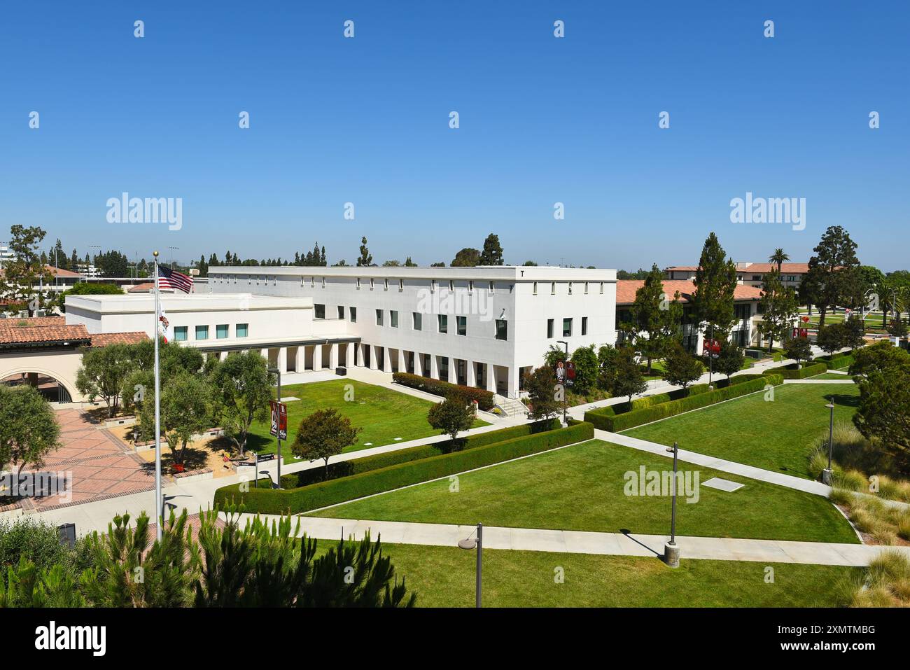 LONG BEACH, KALIFORNIEN - 28. JULI 2024: Hochwinkelblick auf das Quad auf dem Long Beach City College Liberal Arts Campus. Stockfoto