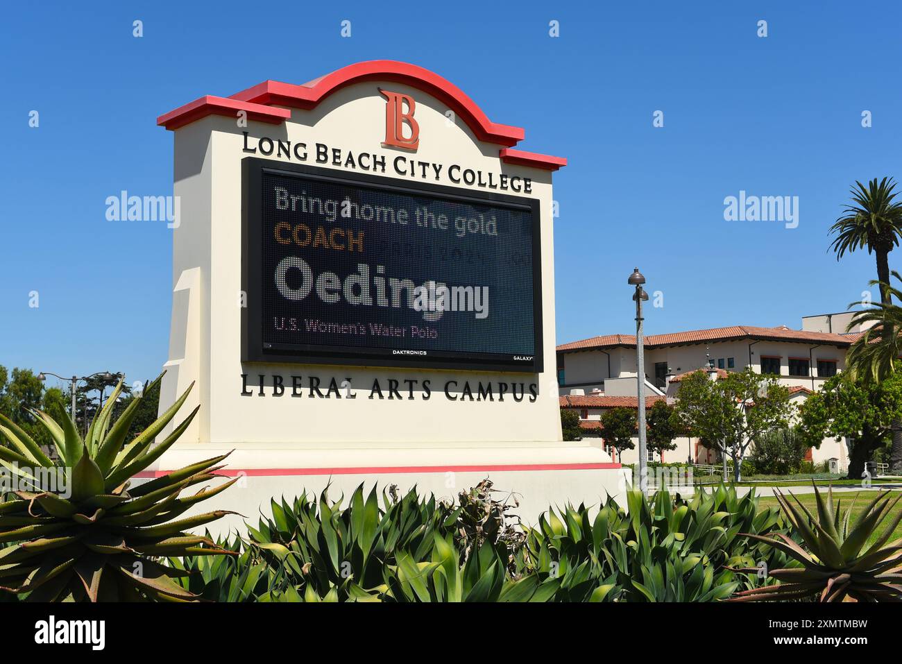 LONG BEACH, KALIFORNIEN - 28. JULI 2024: Das elektronische Schild des Long Beach City College am Liberal Arts Campus in der Carson Street. Stockfoto