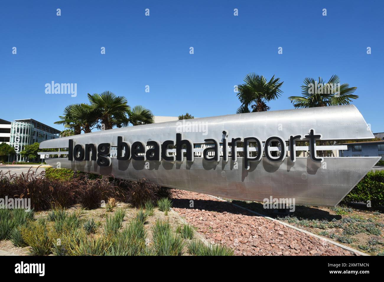 LONG BEACH, KALIFORNIEN - 28. JULI 2024: Schild am Flughafen Long Beach am Lakewood Boulevard und Donald Douglas Drive. Stockfoto