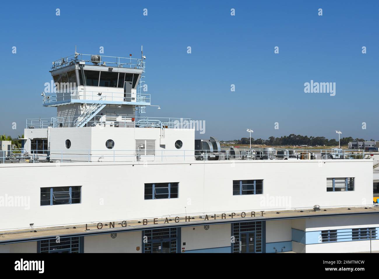 LONG BEACH, KALIFORNIEN - 28. JULI 2024: Long Beach Airport Terminal und Control Tower. Stockfoto