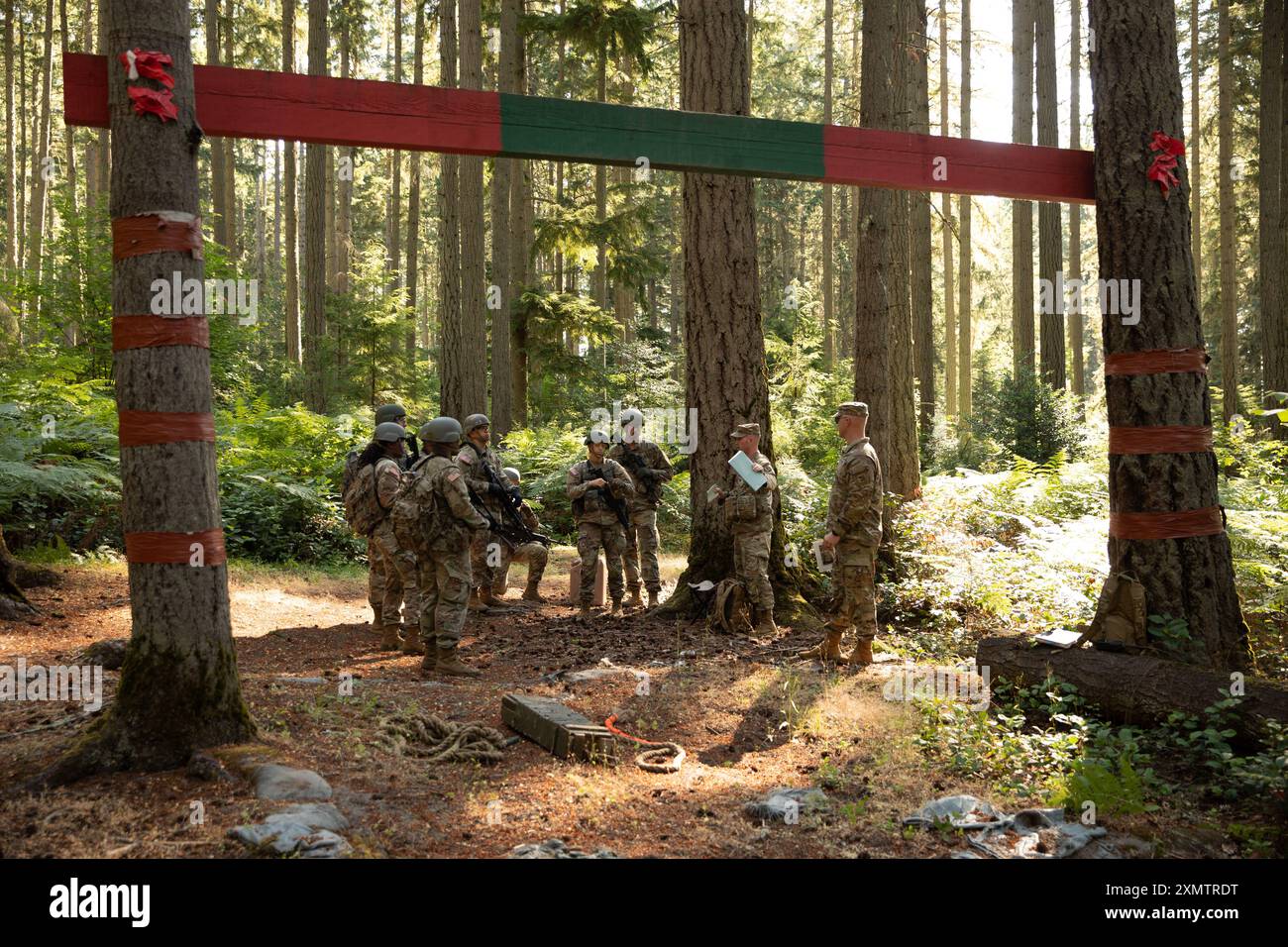 Die Kandidaten der US-Army-Offiziere navigieren an einem Hindernis während der Phase III der Officer Candidate School (OCS) in der Joint Base Lewis-McChord, Washington, 20. Juli 2024. Phase III der OCS ist der Höhepunkt der Veranstaltung, die vom 205. Regionalen Ausbildungsinstitut für Offiziersanwärter veranstaltet wird, um ihre Führungsqualitäten und kritischen Denkfähigkeiten zu testen, bevor sie als Second Leutnants in der US Army eingesetzt werden. (Foto der Nationalgarde der US-Armee von Sgt. 1. Klasse Nicolas A. Cloward) Stockfoto