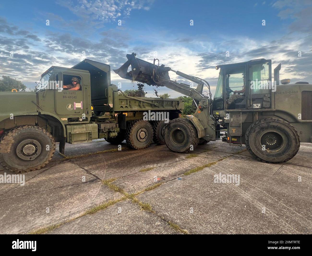 240724-N-PI330-2009 NEW ORLEANS, Louisiana (24. Juli 2024) Seabees, dem Naval Mobile Construction Battalion 133 (NMCB 133) zugewiesen, entfernen während einer Übung zur Reparatur von Flugplatzschäden im Rahmen eines Feldtrainings auf der Joint Reserve Base New Orleans, Louisiana, am 24. Juli 2024 Trümmer von einem Flugplatz. NMCB 133 führt Homeport-Operationen als Teil des Navy Expeditionary Combat Command am Naval Construction Battalion Center in Gulfport während der Grundphase des Force Readiness Training Plans (FRTP) durch. (Foto der U.S. Navy von Mass Communication Specialist 1st Class Andrew Waters/R Stockfoto