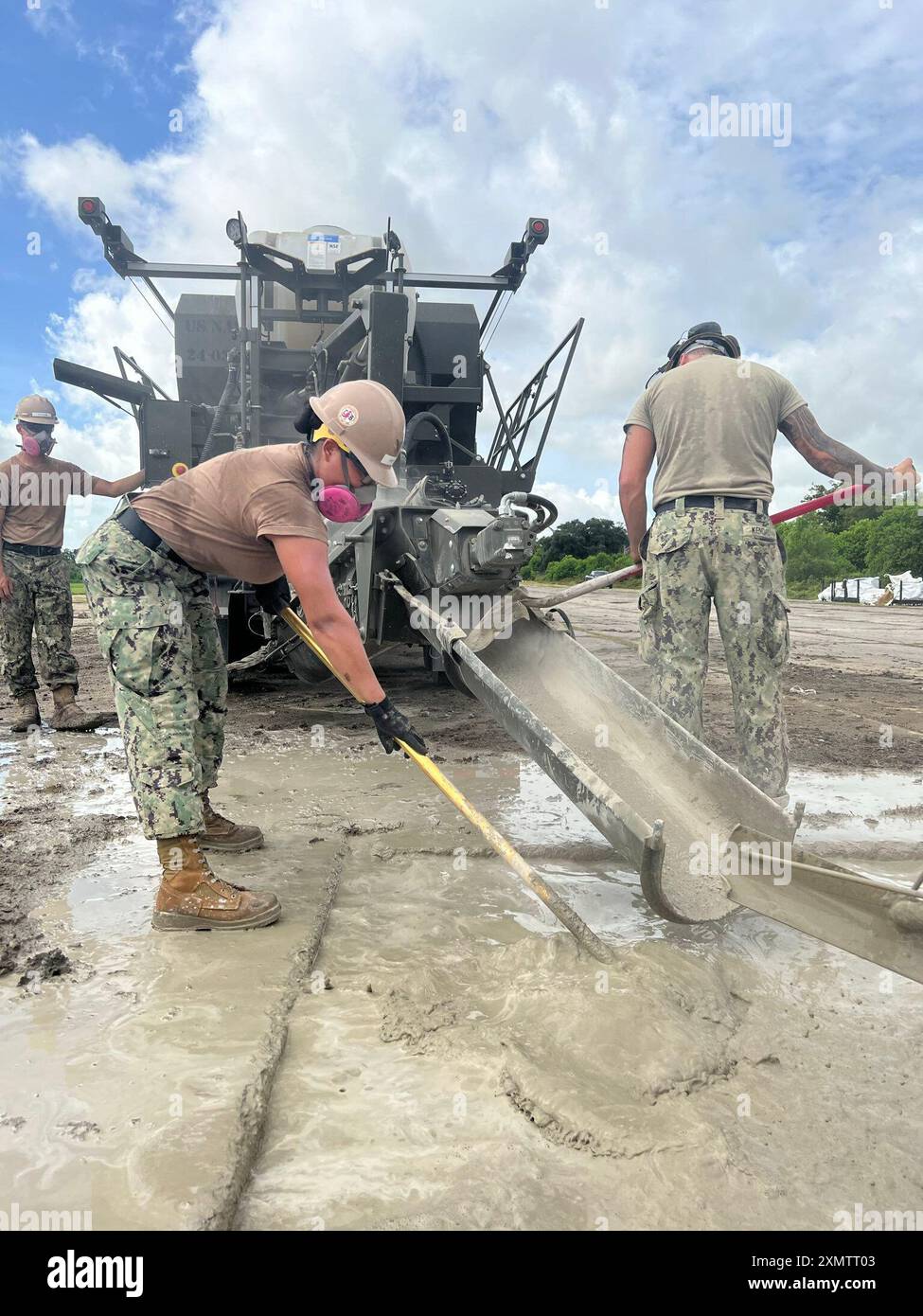 240724-N-PI330-2003 NEW ORLEANS, Louisiana (24. Juli 2024) Seabees, dem Naval Mobile Construction Battalion 133 (NMCB 133) zugewiesen, füllen Krater während einer Übung zur Reparatur von Flugplatzschäden im Rahmen eines Feldtrainings auf der Joint Reserve Base der Naval Air Station New Orleans, Louisiana, 24. Juli 2024. NMCB 133 führt Homeport-Operationen als Teil des Navy Expeditionary Combat Command am Naval Construction Battalion Center in Gulfport während der Grundphase des Force Readiness Training Plans (FRTP) durch. (Foto der US Navy von Bauherr 2nd Class Karinne Yukl/veröffentlicht) Stockfoto