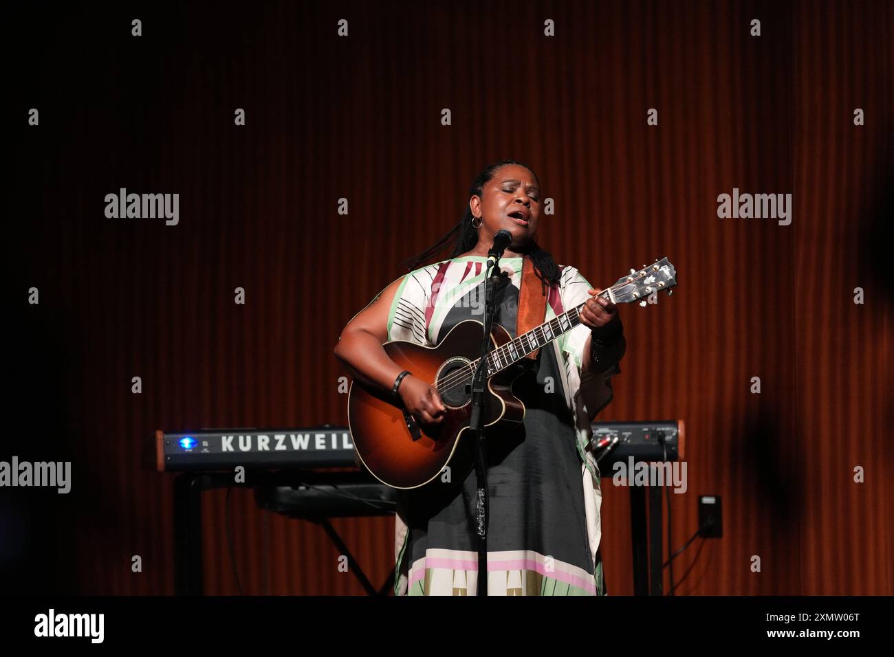 Die texanische Sängerin RUTHIE FOSTER eröffnet das Programm, bevor Präsident Joe Biden (nicht gezeigt) am 29. Juli 2024 in der Lyndon Baines Johnson Library in Austin die Hauptredner hält, die an den 60. Jahrestag der Unterzeichnung des Civil Rights Act von LBJ im Jahr 1964 erinnert. Quelle: Bob Daemmrich/Alamy Live News Stockfoto