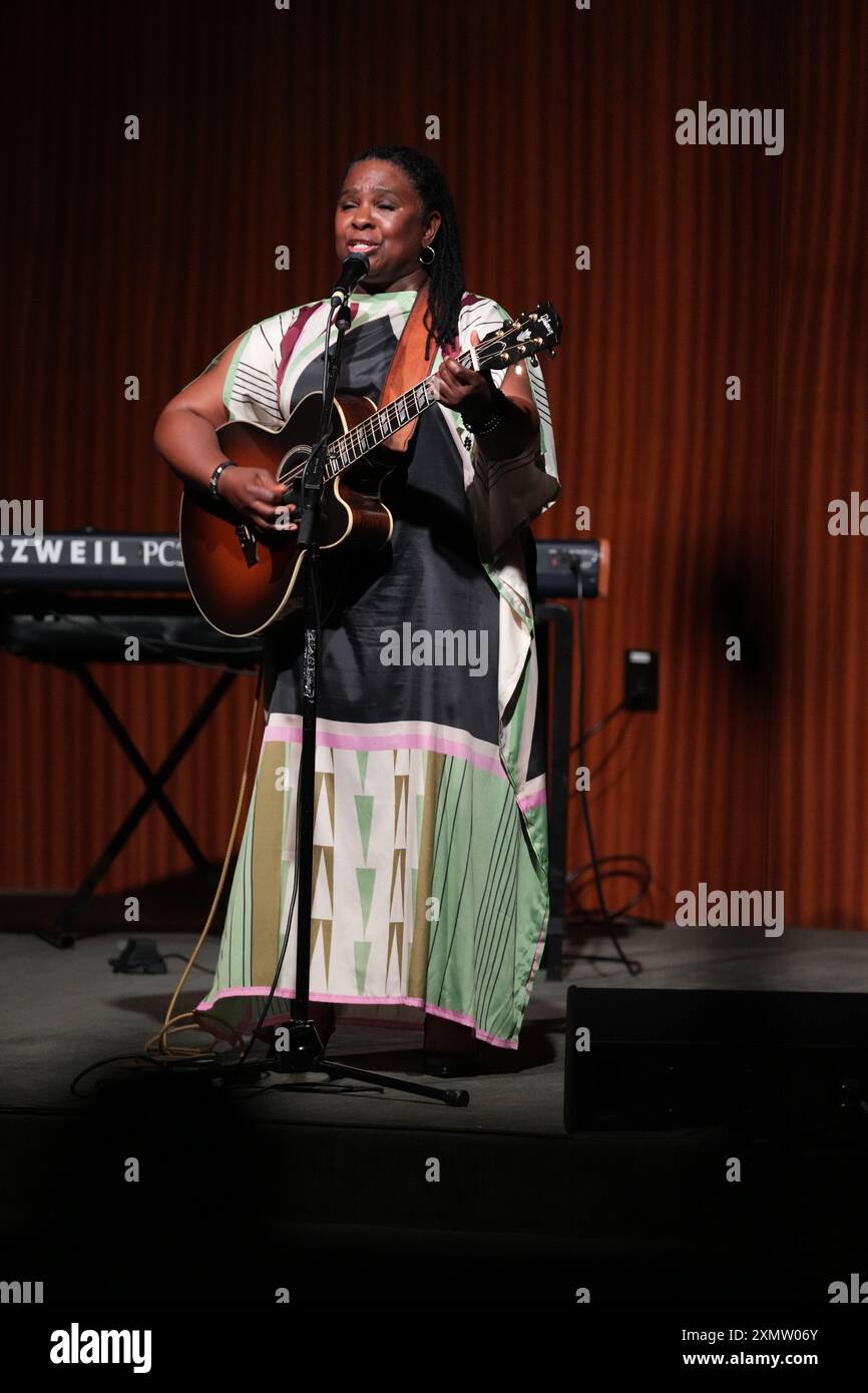 Die texanische Sängerin RUTHIE FOSTER eröffnet das Programm, bevor Präsident Joe Biden (nicht gezeigt) am 29. Juli 2024 in der Lyndon Baines Johnson Library in Austin die Hauptredner hält, die an den 60. Jahrestag der Unterzeichnung des Civil Rights Act von LBJ im Jahr 1964 erinnert. Quelle: Bob Daemmrich/Alamy Live News Stockfoto