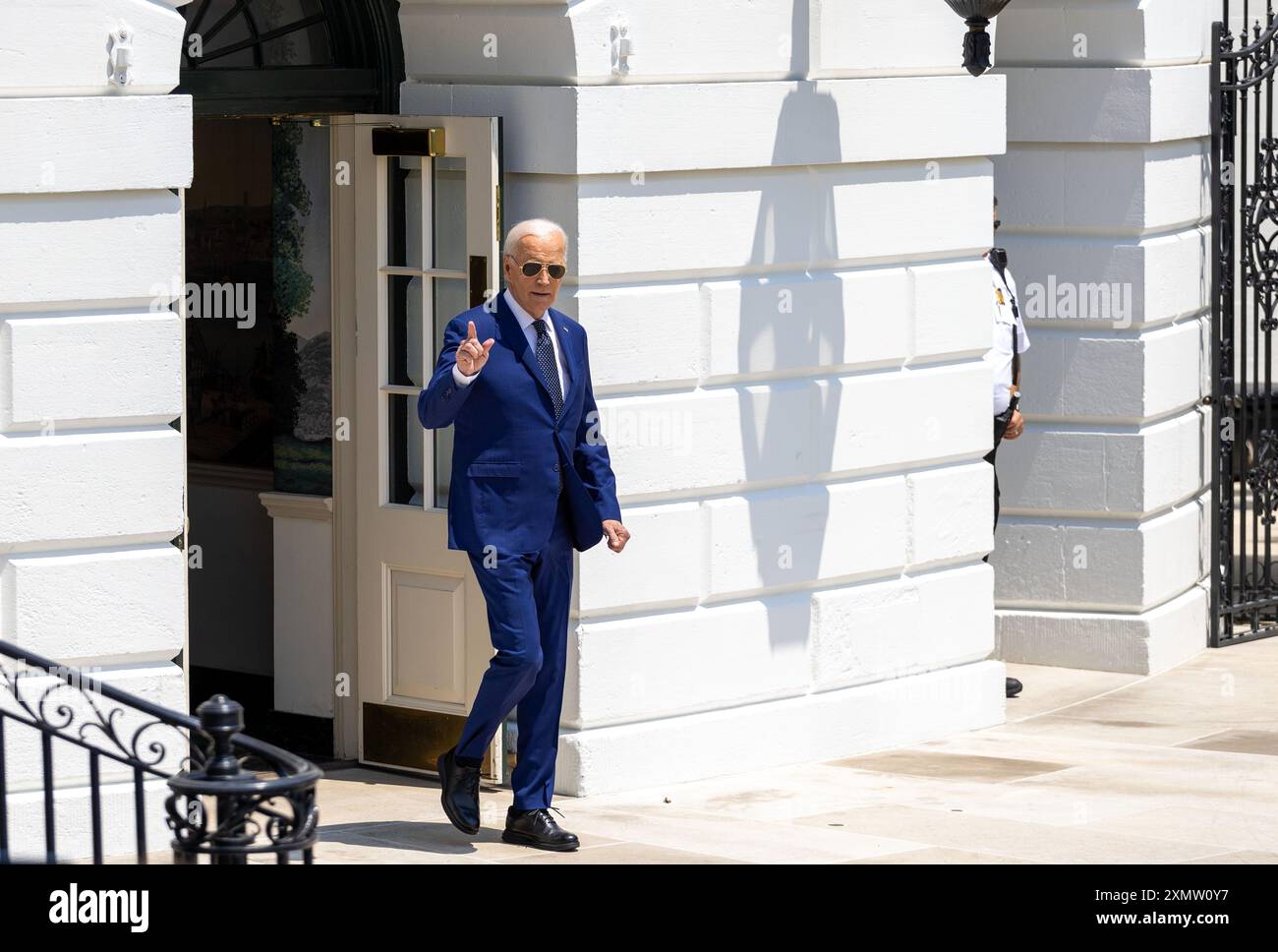 Washington, USA. Juli 2024. US-Präsident Joe Biden geht am 29. Juli 2024 in Richtung South Lawn, um an Bord der Marine One im Weißen Haus in Washington, DC, USA, zu gehen. Biden kündigte am Montag einen Plan zur Reform des Obersten Gerichtshofs an und sagte, er freue sich darauf, mit dem Kongress zusammenzuarbeiten, um den Missbrauch der Macht des Präsidenten zu verhindern und den Glauben an das höchste Gericht des Landes wiederherzustellen. Quelle: Hu Yousong/Xinhua/Alamy Live News Stockfoto