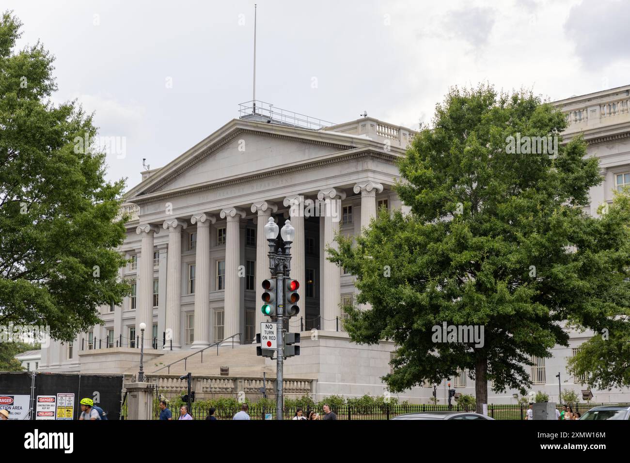 Washington, USA. Juli 2024. Das Foto vom 29. Juli 2024 zeigt das US-Finanzministerium in Washington, DC, USA. Die Staatsverschuldung der US-Regierung hat zum ersten Mal 35 Billionen US-Dollar übertroffen, wie Ende letzter Woche laut Daten des Finanzministeriums am Montag festgestellt wurde. Quelle: Hu Yousong/Xinhua/Alamy Live News Stockfoto