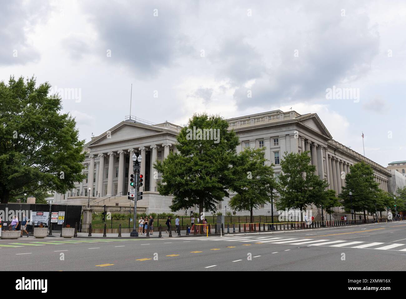 Washington, USA. Juli 2024. Das Foto vom 29. Juli 2024 zeigt das US-Finanzministerium in Washington, DC, USA. Die Staatsverschuldung der US-Regierung hat zum ersten Mal 35 Billionen US-Dollar übertroffen, wie Ende letzter Woche laut Daten des Finanzministeriums am Montag festgestellt wurde. Quelle: Hu Yousong/Xinhua/Alamy Live News Stockfoto