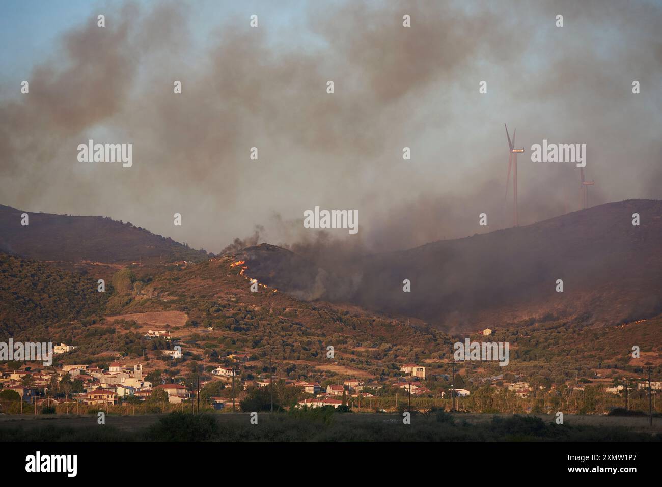 Athen, Griechenland. Juli 2024. Feuerwehrleute und Hubschrauber versuchen, ein großes Waldfeuer auf dem südlichen Teil der Insel Euböa zu kontrollieren. (Kreditbild: © Nikolas Georgiou/ZUMA Press Wire) NUR REDAKTIONELLE VERWENDUNG! Nicht für kommerzielle ZWECKE! Stockfoto