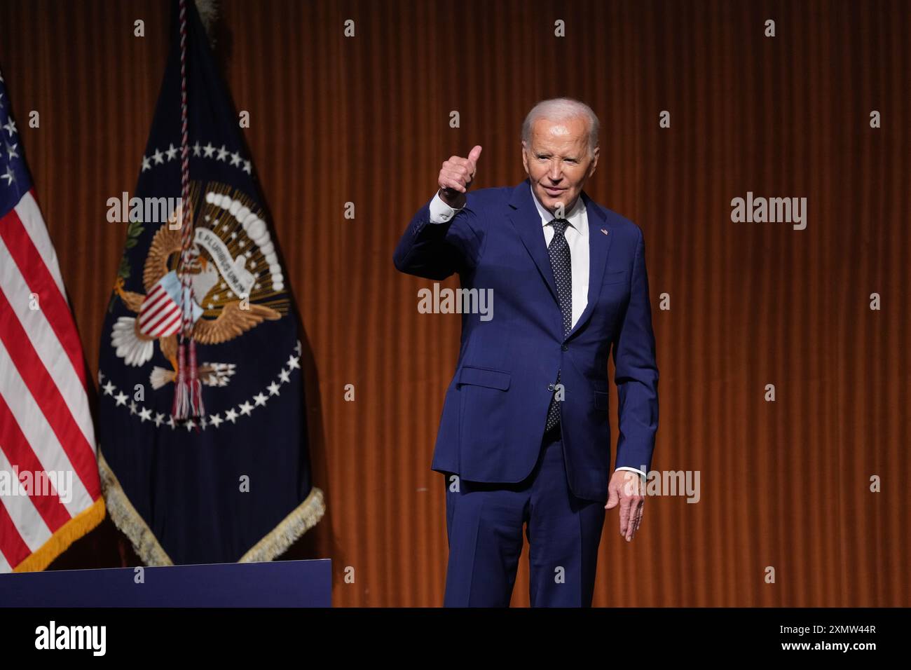 Austin, Texas, USA. Juli 2024. US-Präsident JOE BIDEN verlässt die Bühne, nachdem er die Keynote-Rede in der Lyndon Baines Johnson Library gehalten hat, die dem 60. Jahrestag der Unterzeichnung des Civil Rights Act von LBJ im Jahr 1964 gedenkt. Biden warnte vor den Bedrohungen der Demokratie, wenn Trump eine zweite Amtszeit gewinnen sollte. (Kreditbild: © Bob Daemmrich/ZUMA Press Wire) NUR REDAKTIONELLE VERWENDUNG! Nicht für kommerzielle ZWECKE! Stockfoto