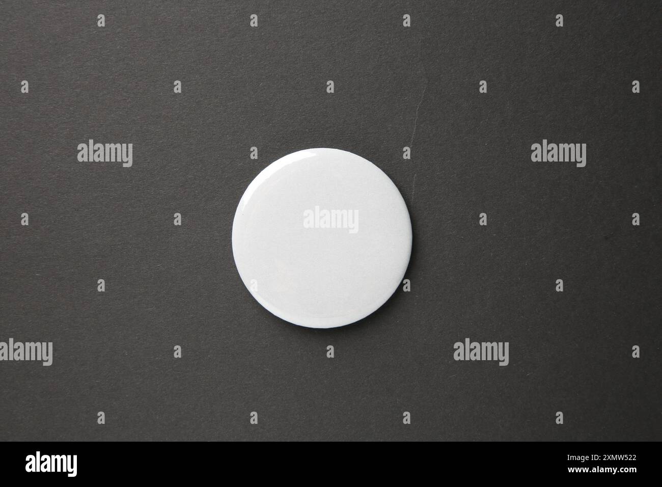 Leeres weißes Knopfabzeichen auf schwarzem Hintergrund, Draufsicht. Modell für Design Stockfoto