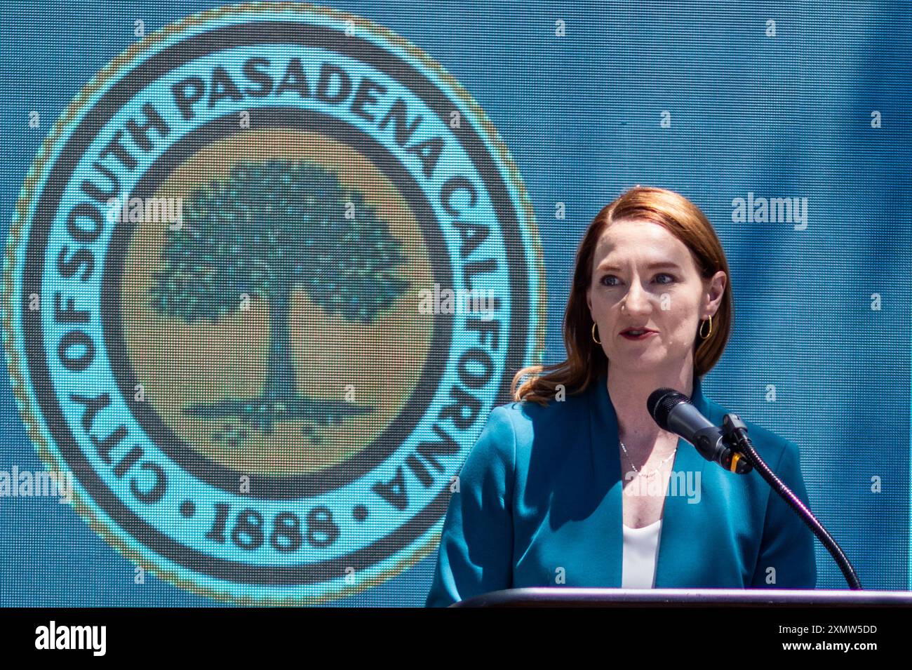 Los Angeles, Usa. Juli 2024. Jill C. Anderson, Executive Vice President und Chief Operating Officer von Southern California Edison, spricht während einer Pressekonferenz, um die vollelektrische Polizeiflotte und Ladeinfrastruktur von Tesla im South Pasadena City Hall in South Pasadena zu enthüllen. Quelle: SOPA Images Limited/Alamy Live News Stockfoto