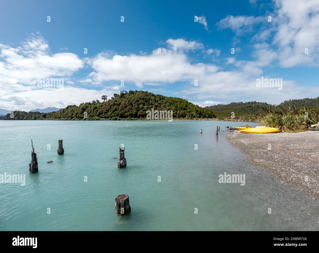 Okarito Lagoon, Neuseeland - Eine Oase an der Küste für Vogelbeobachtungen, Öko-Touren und Kajakabenteuer Stockfoto