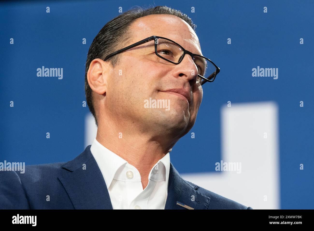 Josh Shapiro, Gouverneur von Pennsylvania, nimmt am 29. Juli 2024 zusammen mit Gretchen Whitmer, Gouverneur von Michigan, an der Wissahickon High School in Ambler, PA, Teil Stockfoto