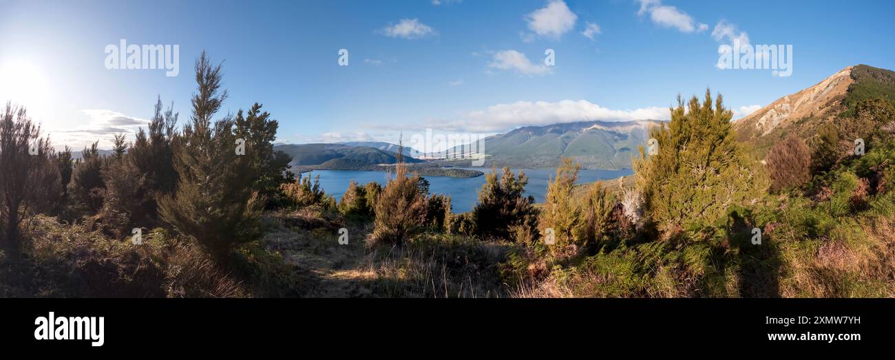 Mountain Vista: Panorama-Aussichtspunkt mit Blick auf den Lake Rotoiti inmitten der üppigen Gipfel im Nelson Lakes National Park, Neuseeland Stockfoto