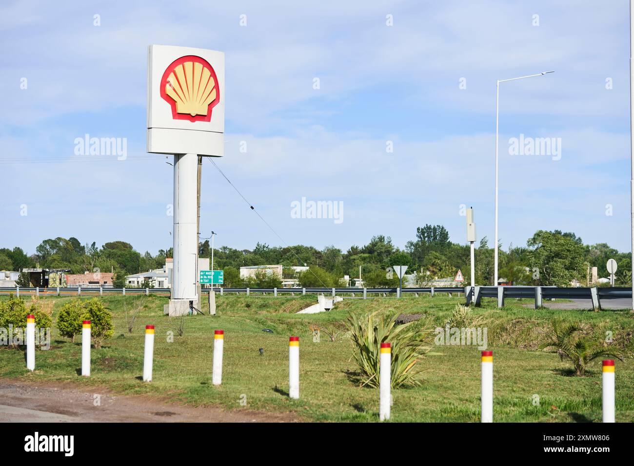 Pehuajo, Buenos Aires, Argentinien: Wegweiser mit dem Shell-Logo an einer Tankstelle an der Nationalstraße 5. Stockfoto