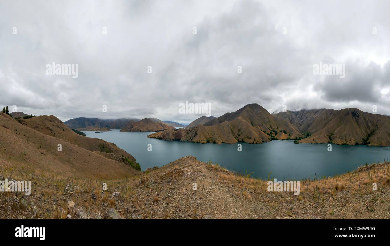 Benmore Peninsula: Eine ruhige Oase inmitten trockener Landschaften im Waitaki District auf der Südinsel Neuseelands Stockfoto