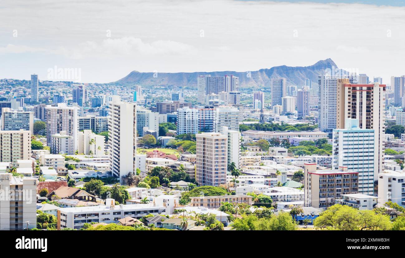 Oahu, Hawaii, USA - 23. Februar 2024: Blick über die Metropole Honolulu mit Blick auf Diamond Head vom Punchbowl-Krater. Stockfoto