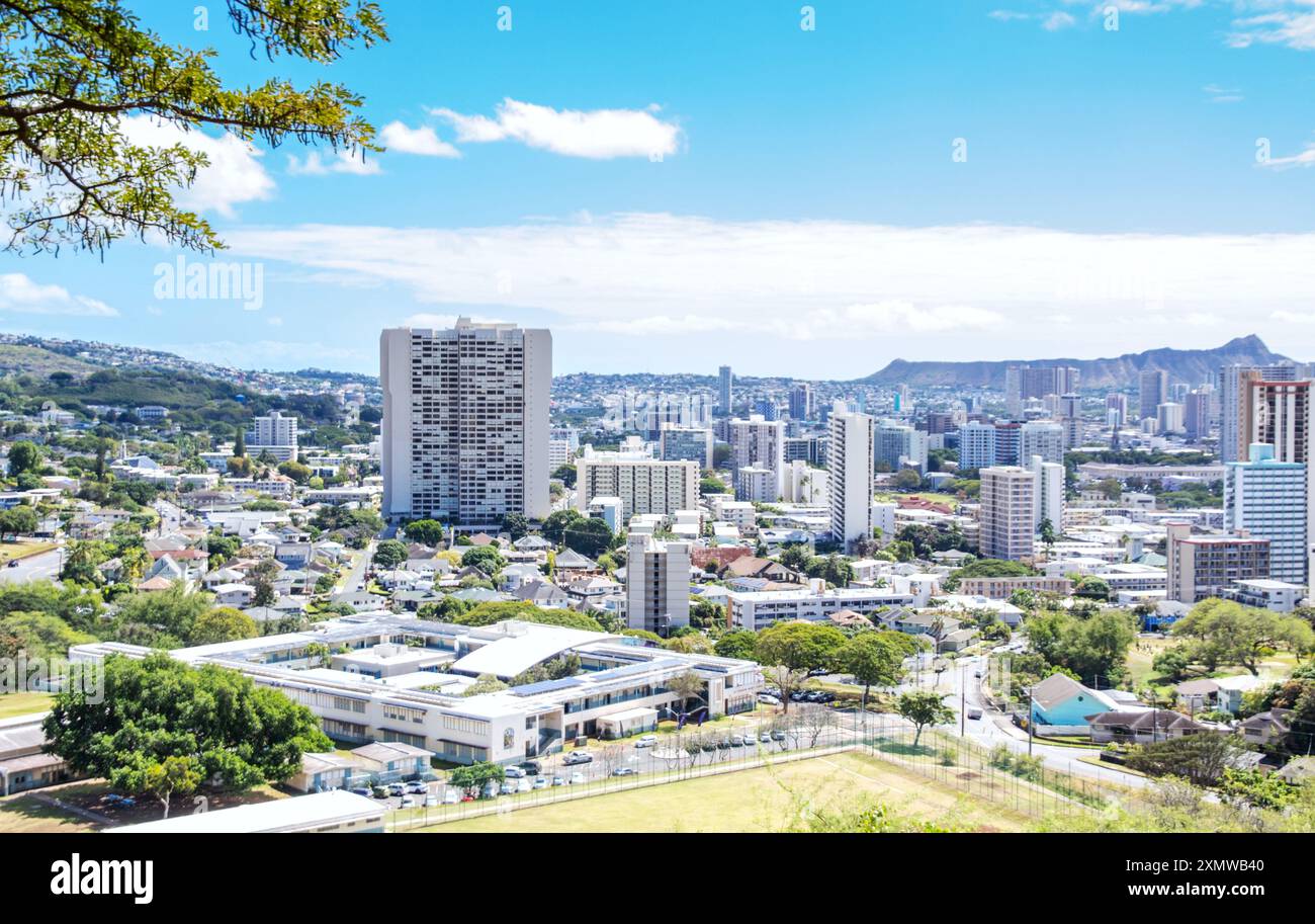 Oahu, Hawaii, USA - 23. Februar 2024: Blick über die Metropole Honolulu mit Blick auf Diamond Head vom Punchbowl-Krater. Stockfoto