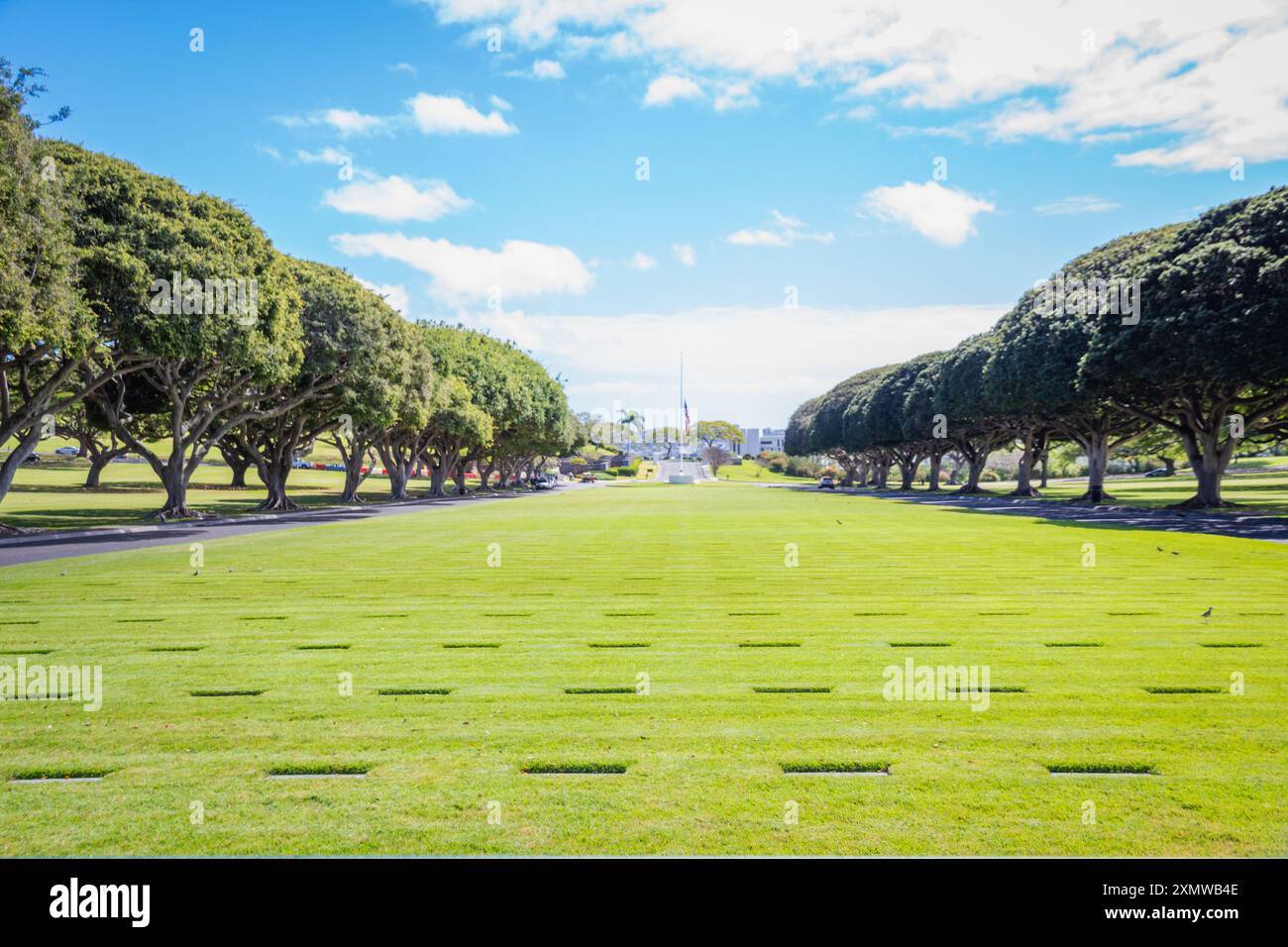 Oahu, Hawaii, USA - 23. Februar 2024: Blick auf den mittleren Rasen auf dem National Memorial Cemetery of the Pacific, am Punchbowl-Krater, 2177 Stockfoto
