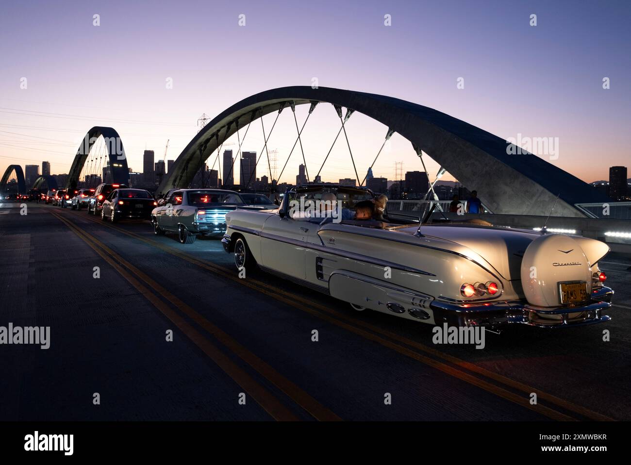 Klassischer Low Rider 1958 Chevrolet Impala am Eröffnungsabend des 6th Street Viaduct über dem Los Angeles River Stockfoto