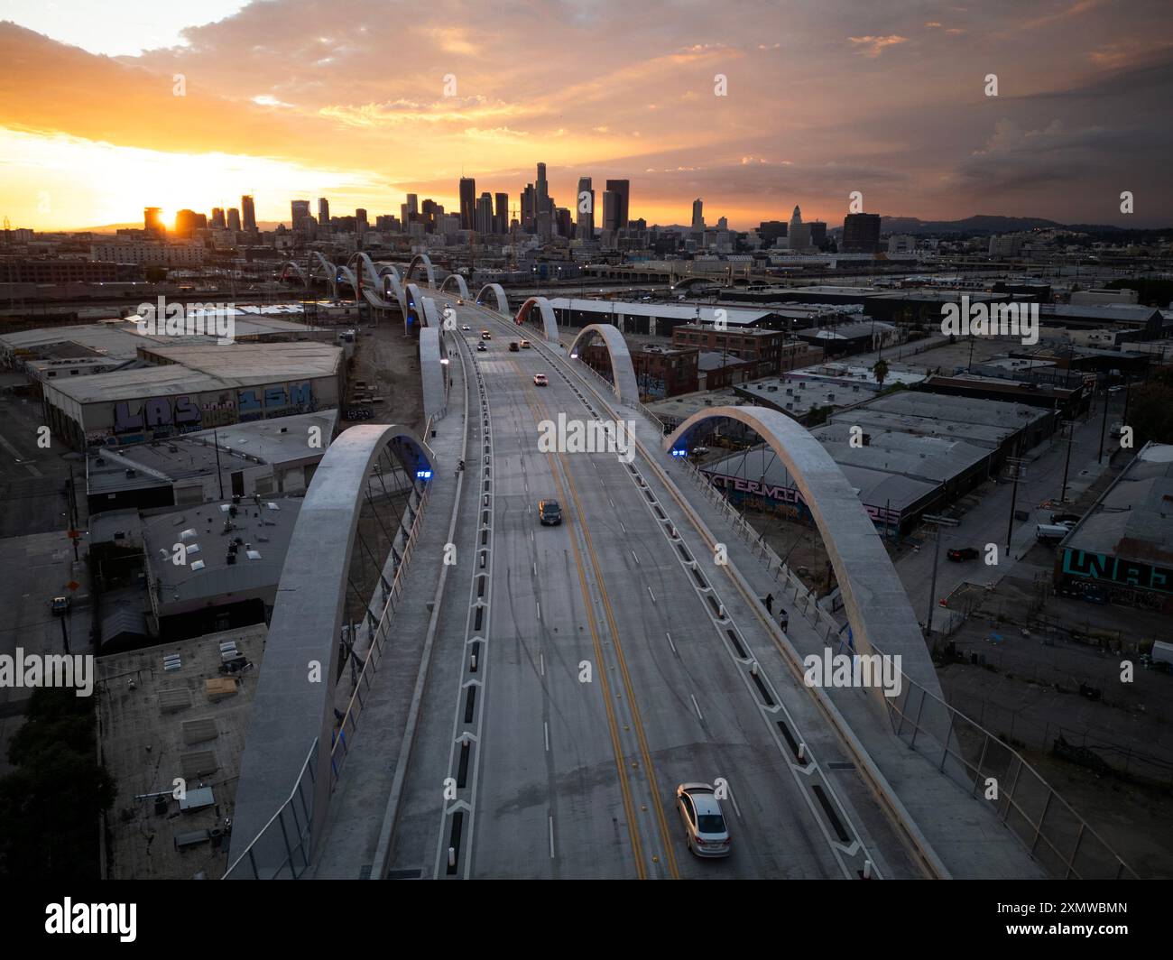 Blick auf die Bögen des 6th Street Viaduct in Richtung Downtown Los Angeles bei Sonnenuntergang Stockfoto