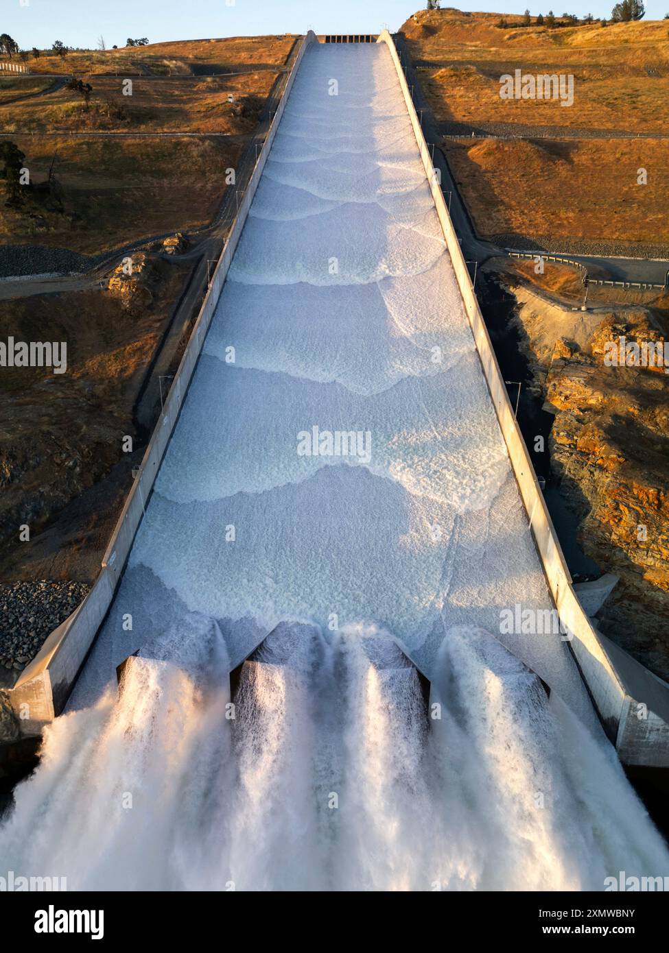 Vertikaler Blick auf den neu errichteten Auslauf mit fließendem Wasser am Lake Oroville entlang des Feather River in Kalifornien Stockfoto