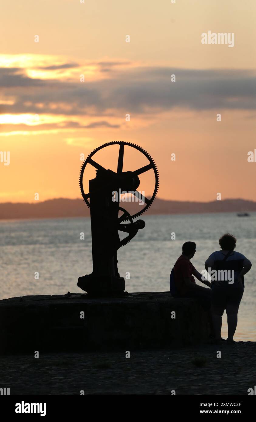 salvador, bahia, brasilien - 29. august 2023: Blick auf den Sonnenuntergang in Baia de Todos os Santos in der Stadt Salvador. Stockfoto