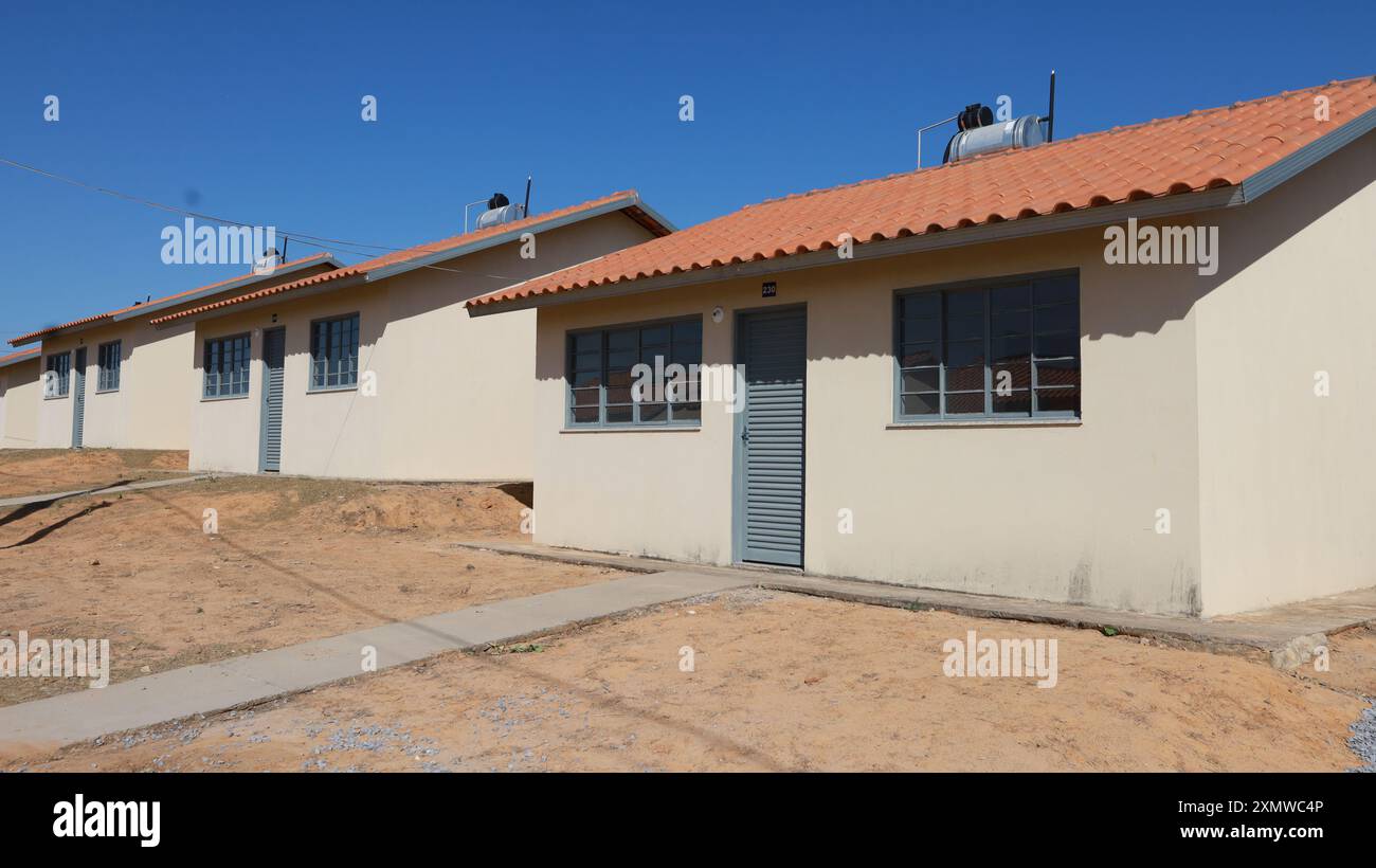 santa maria da vitoria, bahia, brasilien - 23. oktober 2023: Blick auf eine Eigentumswohnung mit beliebten Häusern aus dem Minha Casa, Minha Vida Programm im Bundesstaat Stockfoto