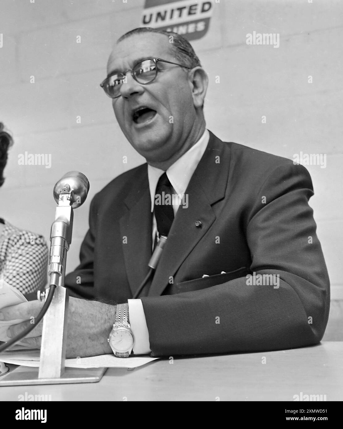 Texas Senator Lyndon B. Johnson spricht in den 1950er Jahren am O'Hare International Airport in Chicago Stockfoto
