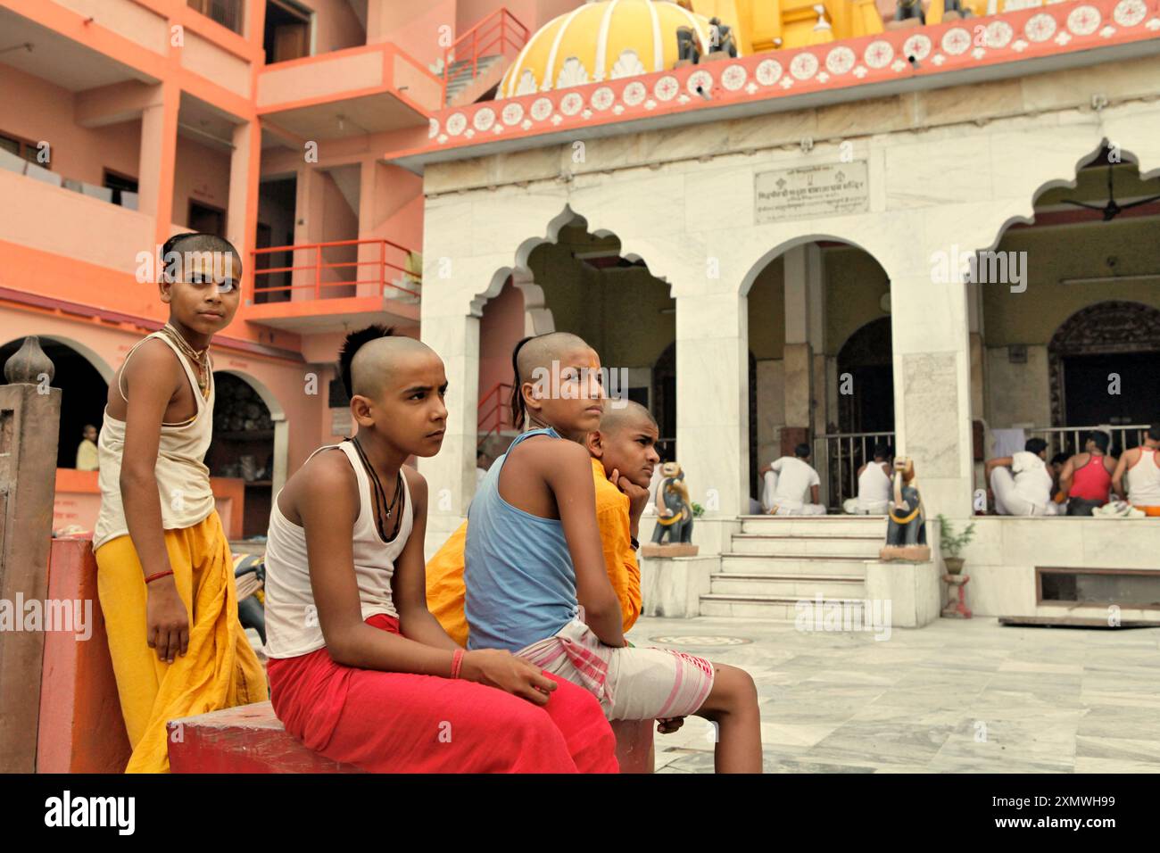 Eine Gruppe vedischer Studenten entspannen sich am vorderen Gericht von Shri Satuwa Baba Ashram in Varanasi, Uttar Pradesh, Indien. Stockfoto