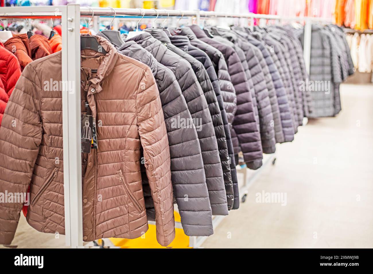 Herren-Sportjacken für die Nebensaison und Daunenjacken. Jahreszeiten, Alltag Stockfoto