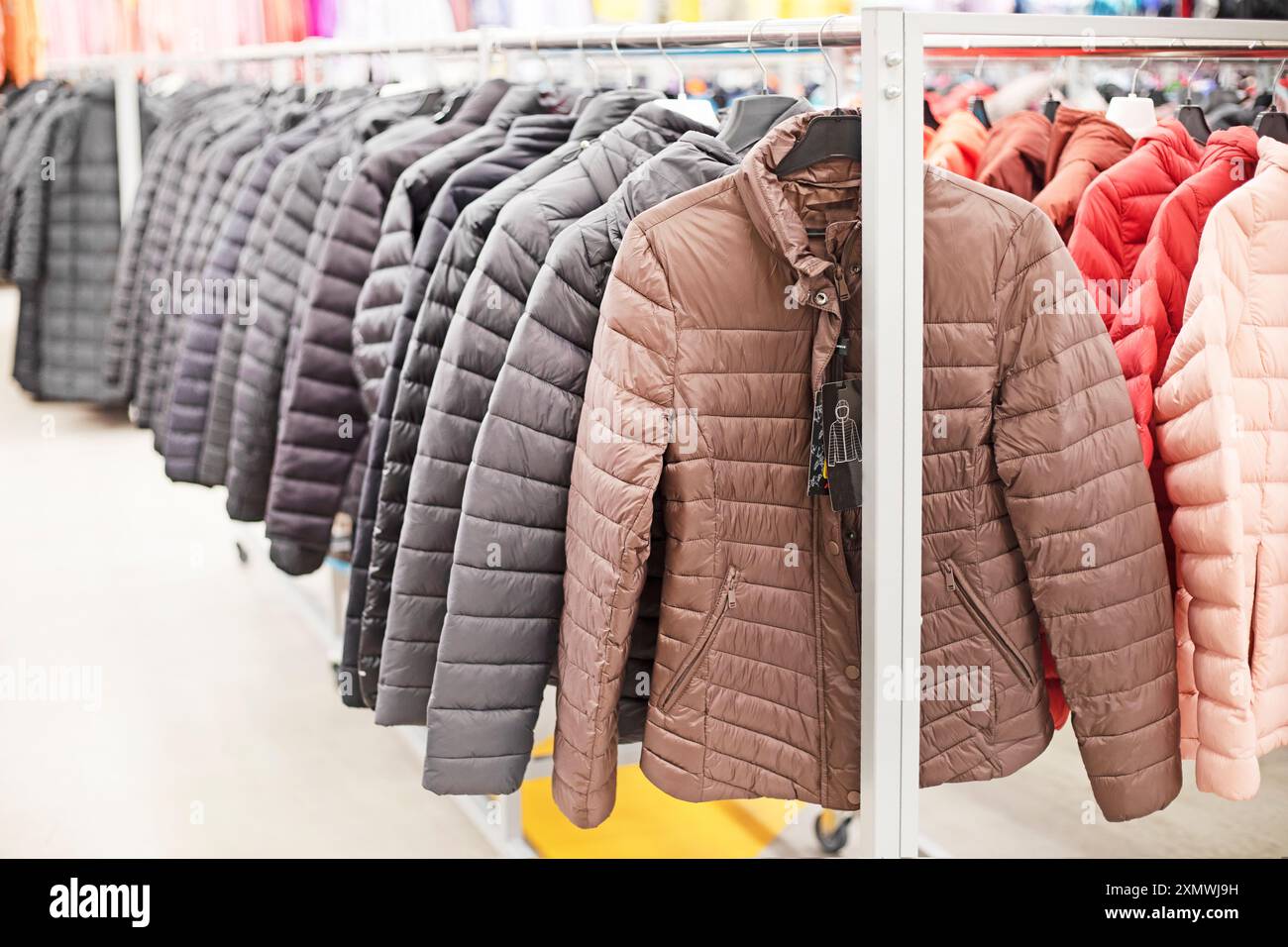 Herren-Sportjacken für die Nebensaison und Daunenjacken. Jahreszeiten, Alltag Stockfoto