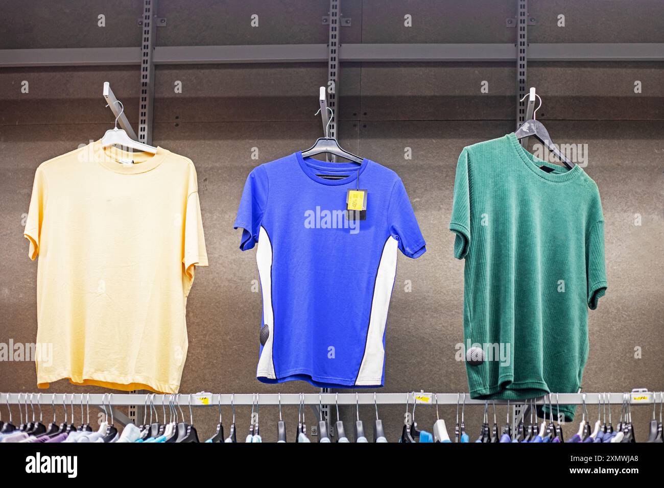 Mehrfarbige Herren-Sport-T-Shirts Sweatshirts in der Sportabteilung des Supermarktes. Alltag, lässiger STYLE Stockfoto