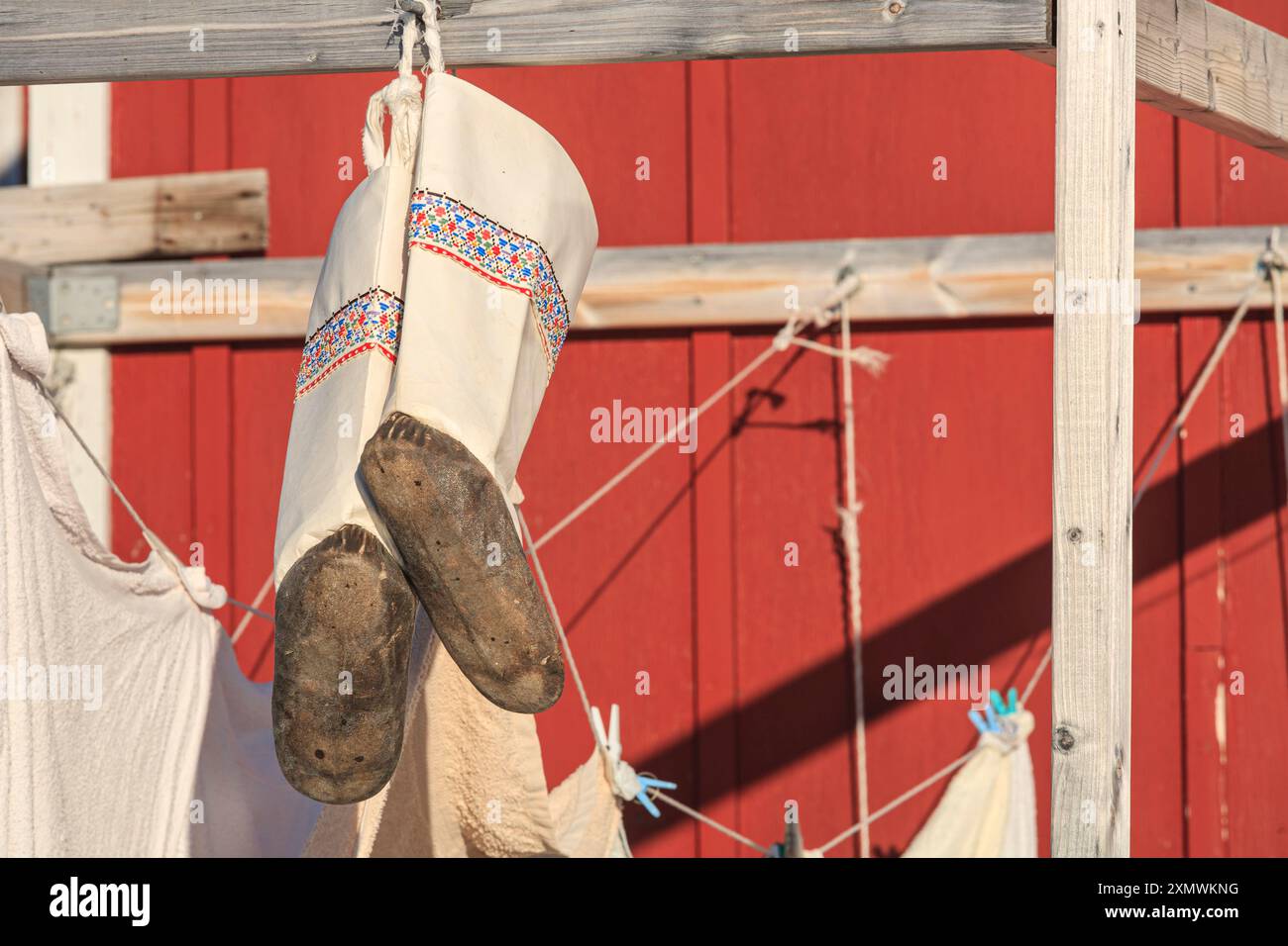 Traditioneller Brauch von Grönland, Schuhe hängen an einem Haus, Upernavik, Grönland Stockfoto