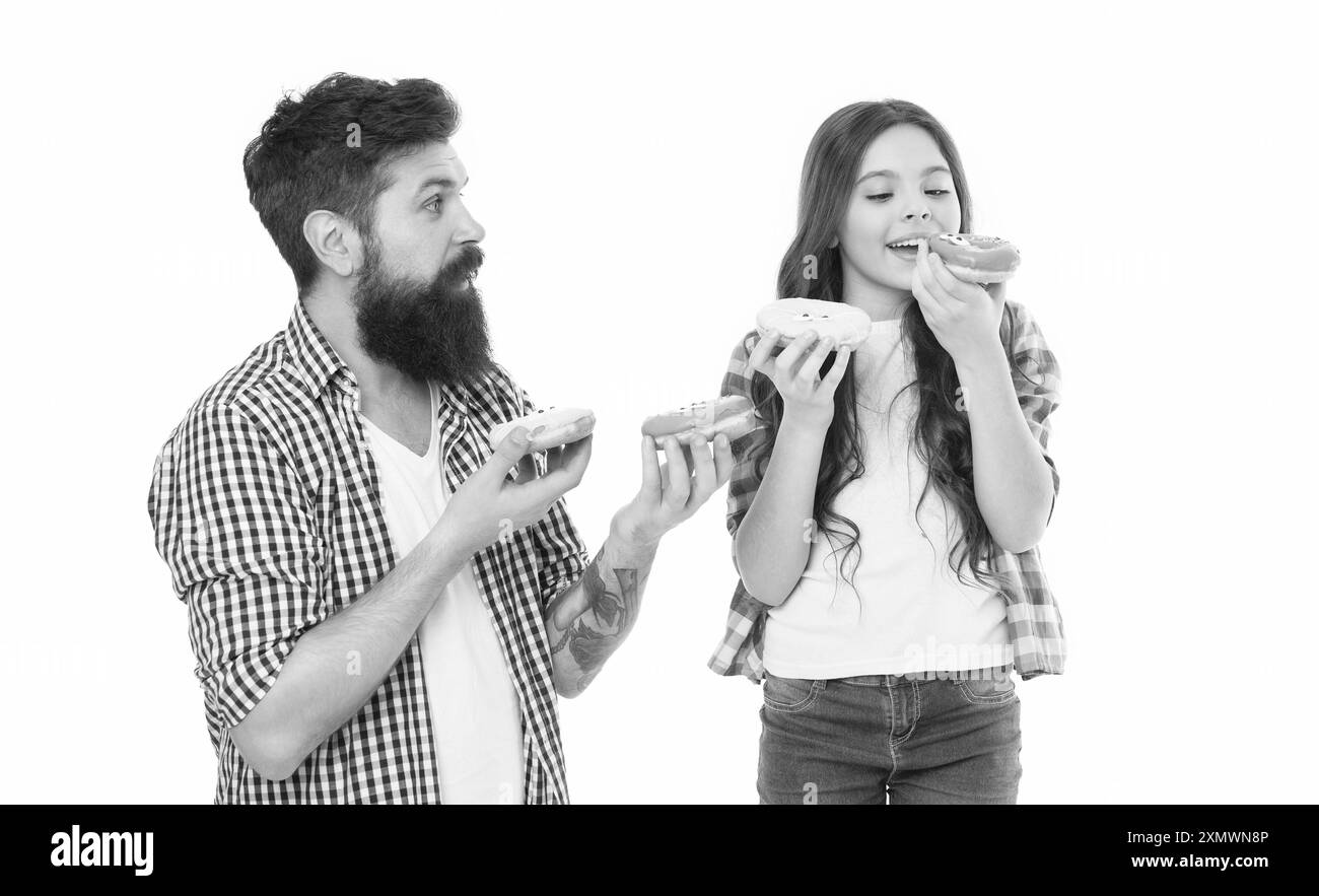 Donuts für zwei Personen teilen. Bärtiger Mann und kleines Mädchen halten Ringdonuts. Vater und kleine Tochter essen leckere glasierte Donuts. Hipster und Stockfoto