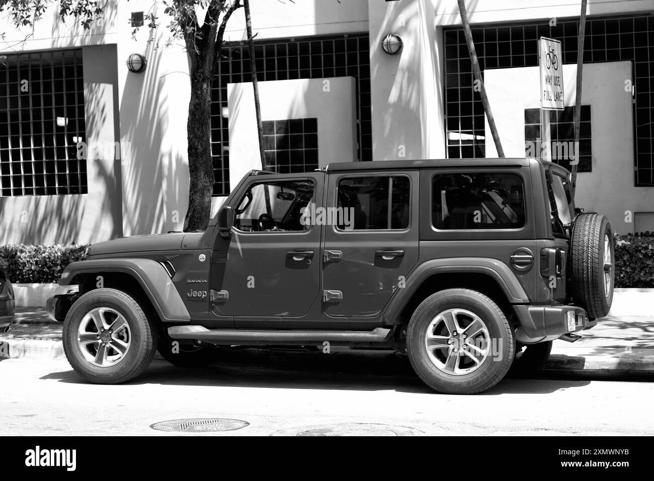 Miami Beach, Florida USA - 14. April 2021: Red sahara Jeep Wrangler unbegrenzt, Seitenansicht Stockfoto