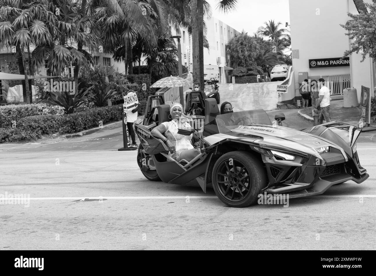 Miami Beach, Florida USA - 19. März 2021: Blaue polaris-Schleuder mit Fahrer, Eckansicht. Stockfoto