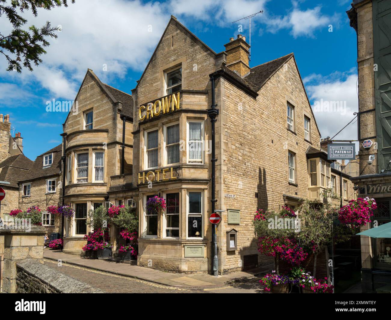 The Crown Hotel in All Saints Place in der Nähe des Red Lion Square, Stamford, Lincolnshire, England, Großbritannien im Juli. Stockfoto