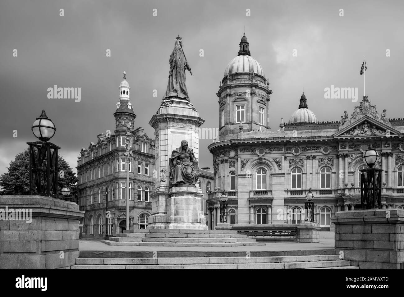 Victoria Square, Statuen von Queen Victoria und umliegende prominente Gebäude an einem hellen Morgen mit stimmungsvollem, bewölktem Himmel im Zentrum von Hull, Großbritannien. Stockfoto