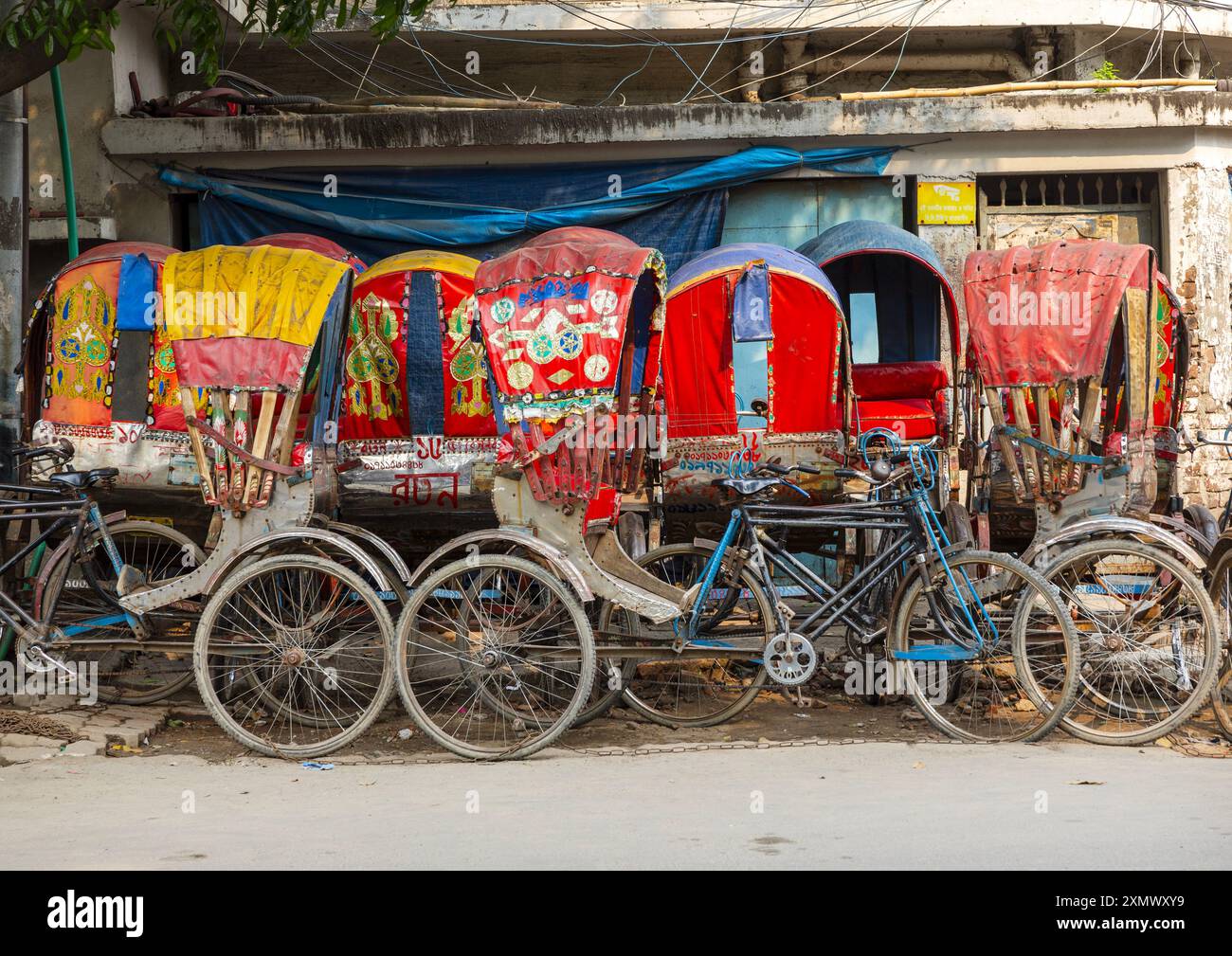 Geparkte, dekorierte Rikschas, Dhaka Division, Dhaka, Bangladesch Stockfoto